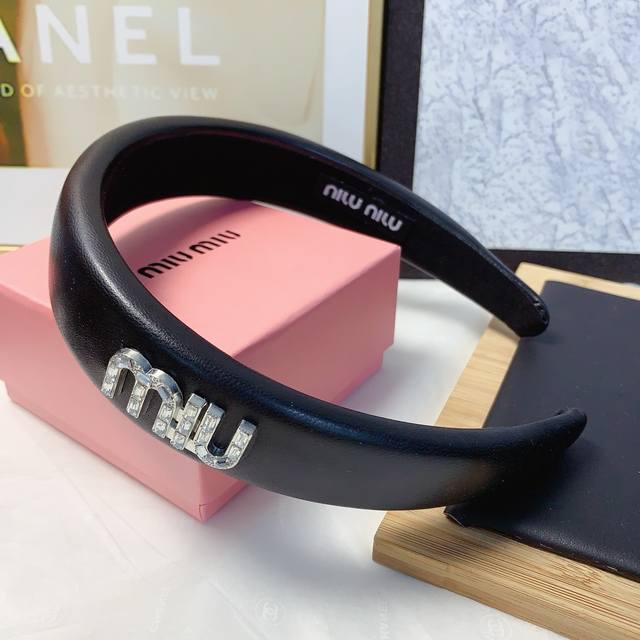 miumiu Miu Miu Miumiu Headband Sheepskin Simple Light Luxury Style Headband T