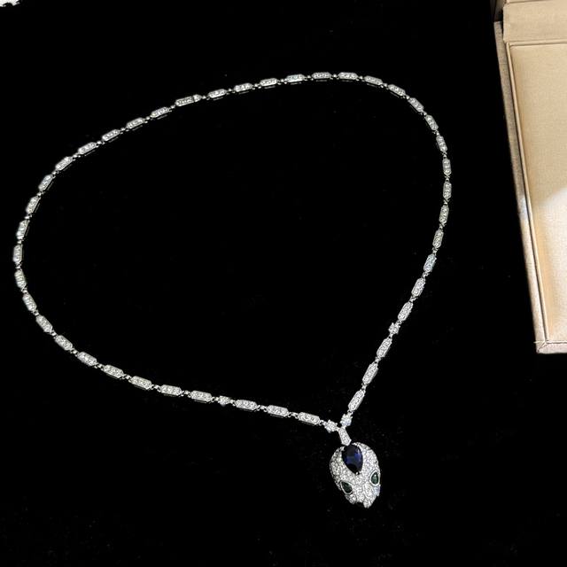a4574 The Luxurious Diamond-Covered Snake Necklace Captures The Allure And Se