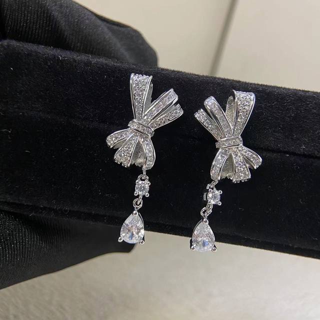 graff Graff Bow-Tie Diamond Earrings Are Elegant And Sweet. Thick Gold-Plated