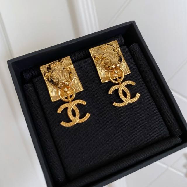 High Quality Details As Shown In The Picture 0800100 The Fragrant Lion Double C