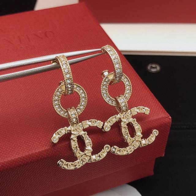 No.Xed0626 Ch*Nel Latest Relief Ear Hook Consistent Zp Brass Material