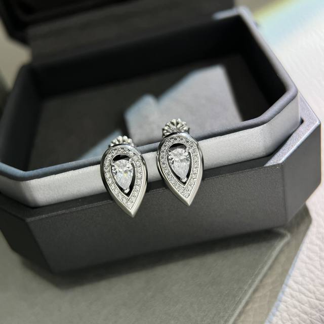 a3641 Messika's Latest Fiery Series Teardrop Flame Diamond Earrings Use Teard