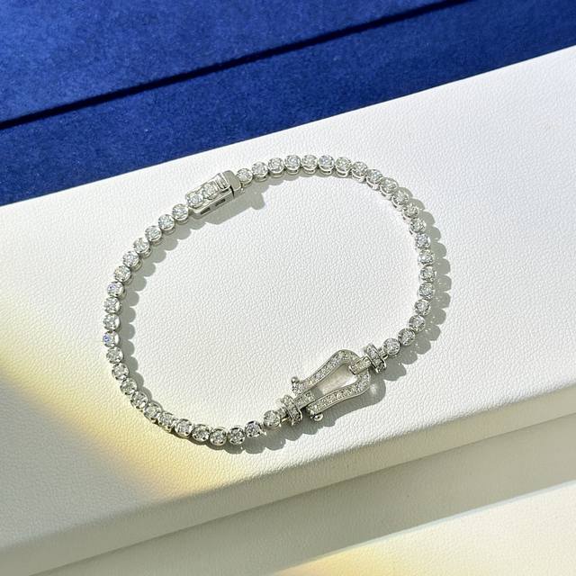 s0174 The Famous Brand Full Diamond Horseshoe Bracelet Is Really Beautiful. T