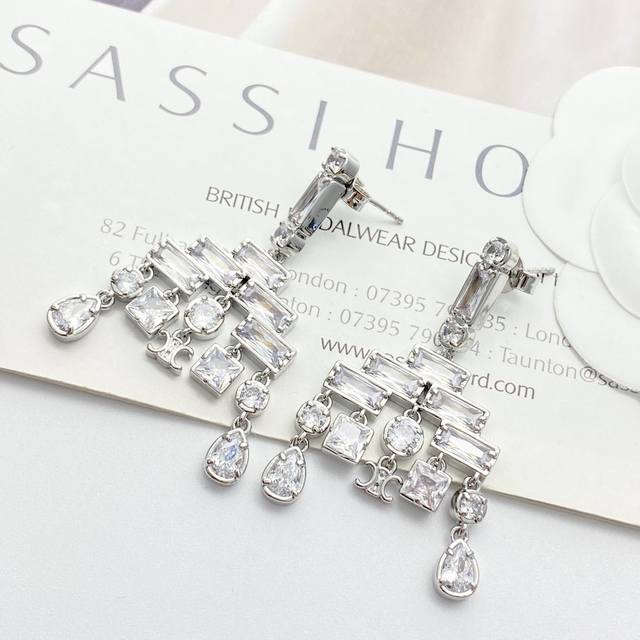 Today's New Model Code E3082 0267825 Celine Earrings Are Hot-Selling Models. The