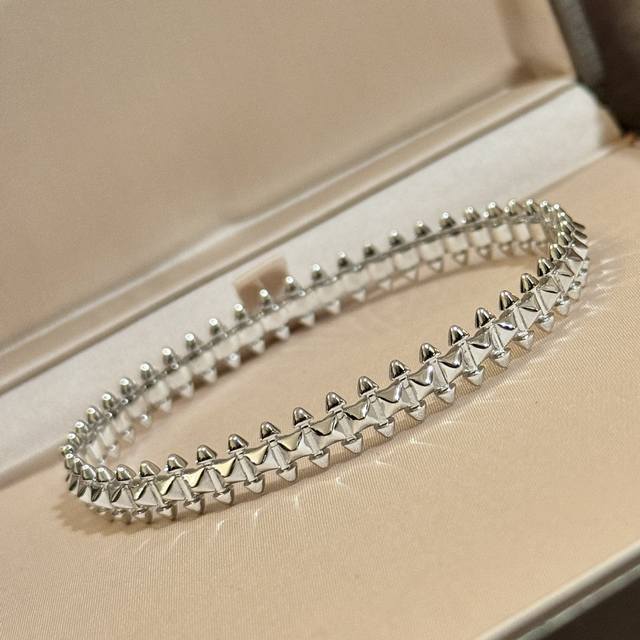 a1502 The Most Popular Classic Bullet-Shaped Smooth Bracelet From Kajia. A Ve