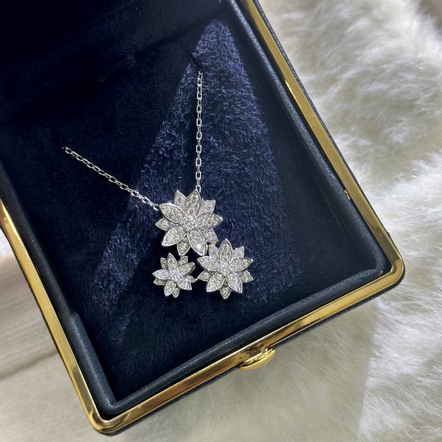 a3400 The Latest Lotus Series Three-Flower Necklace, One-To-One Clear Xiaoxin