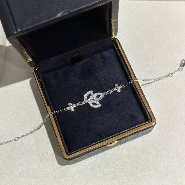 a0548 Harry Winston Hollow Clover Bracelet Necklace, Super Fine Craftsmanship