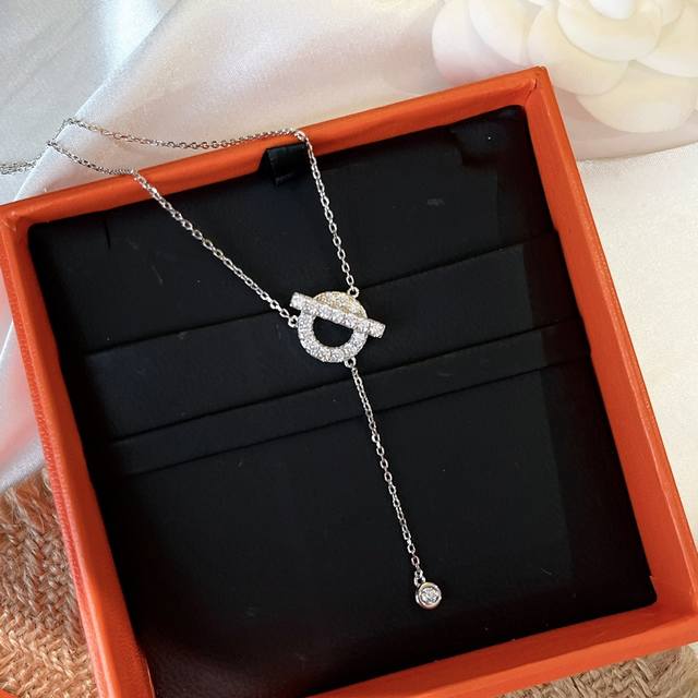 aa278 H's Horizontal Bar Full Diamond Tassel Single Diamond Necklace Finesse