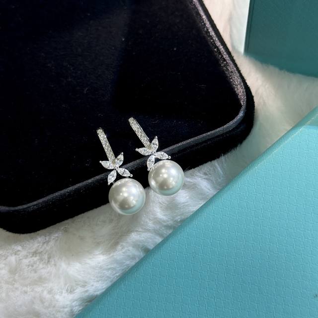 a3452 T's New Four-Diamond Horse Eye Pearl Earrings, Elegant Pearl Earrings,
