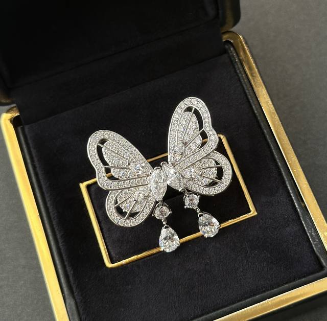 a1104 Graff's New Butterfly Teardrop Diamond Earrings Are Exciting And Full O