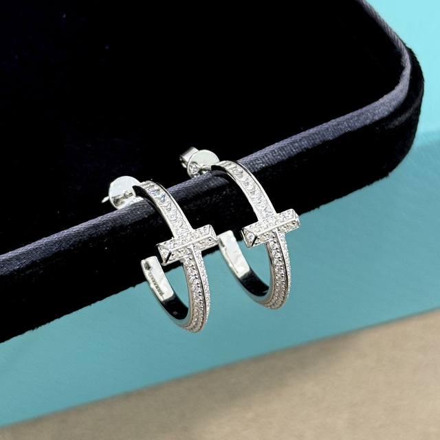 a5146 T's New T1 Series Ladder Diamond Single T Circle Earrings Are Exclusive