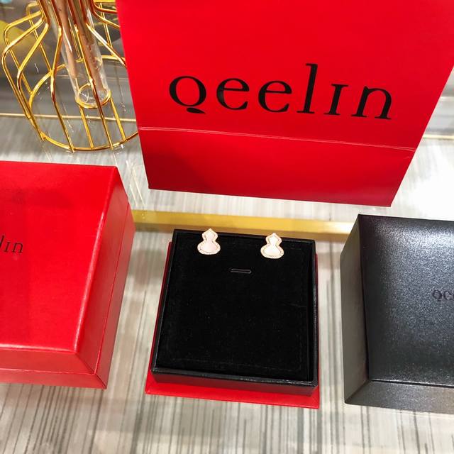 p Price Qeeli*Qilin Full Diamond White Mother-Of-Pearl Gourd Earrings. We Use
