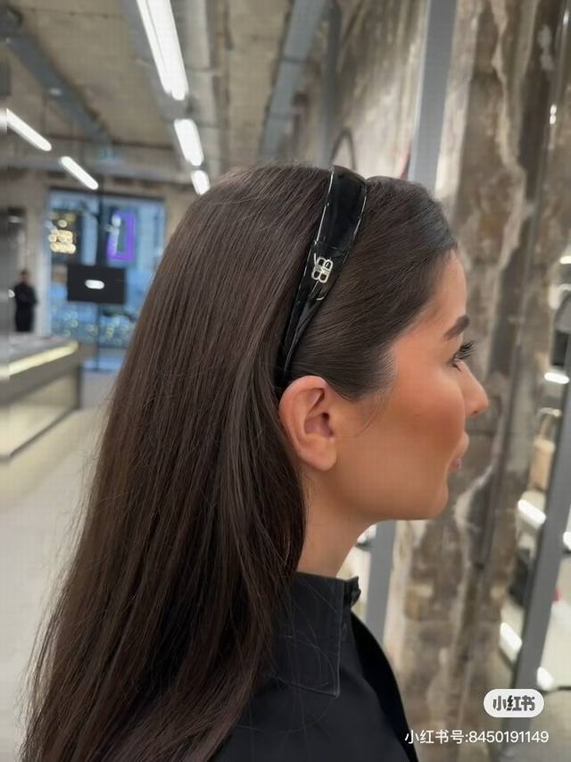 Balenciaga Hair Bun Retro Style Simple And Generous Big Brand Gold Texture Full