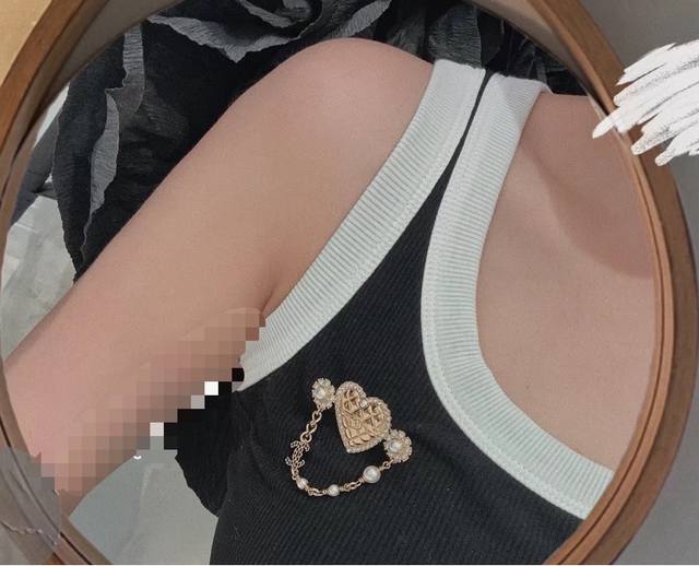 chanel Heart Tassel Brooch Retro And Punk The Heart-Shaped Bag Shape Is More