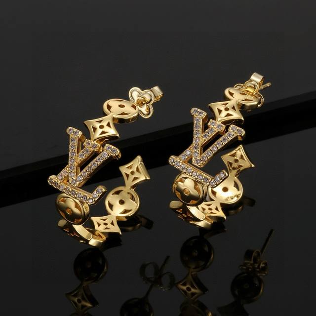 Hot And Stylish Lv New Earrings Louis Vuitton Sweeps The Fashion World Catwalk S