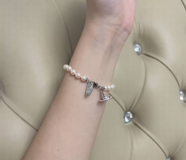 The Queen Mother's Pearl Bracelet Is Very Popular And Indeed Very Beautiful. Man