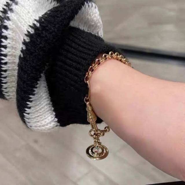 Queen Mother Vivienne Saturn Bracelet You Can Enter With Your Eyes Closed. Color