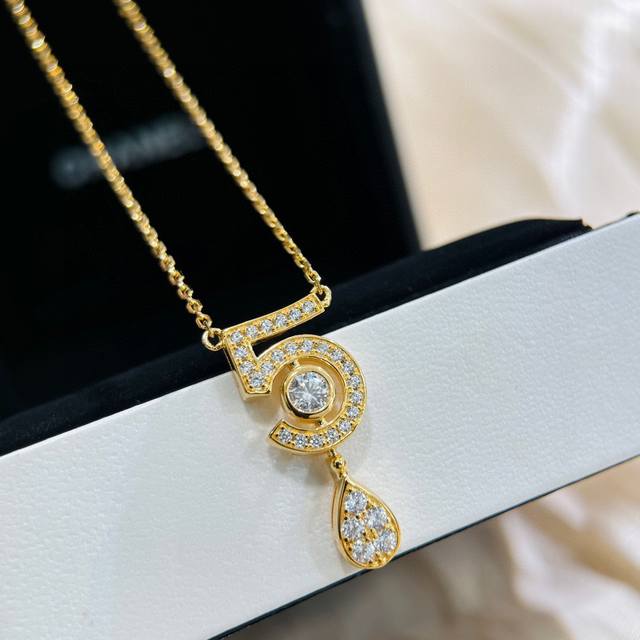 Chanel Classic Logo 5-Letter Teardrop Necklace Is Elegant And Generous. The Exqu