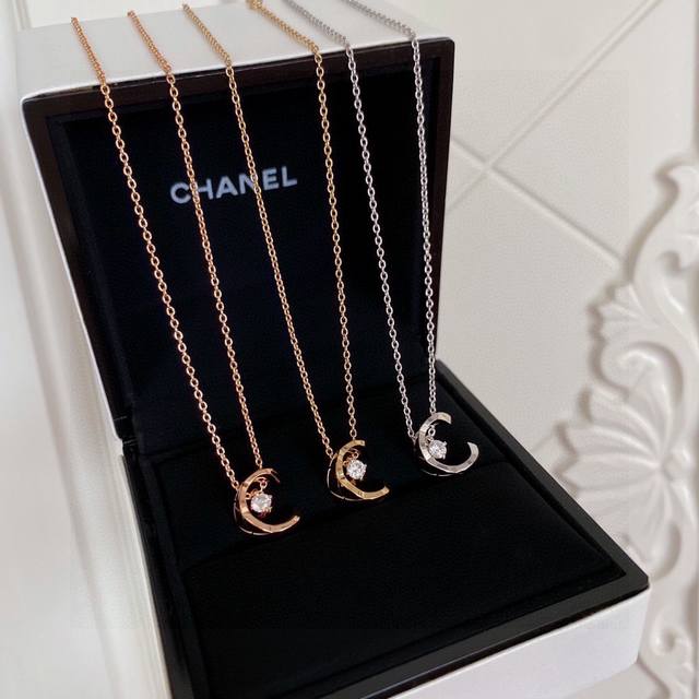 Chanel Coco Crush New Mercury Moon Diamond Necklace. The Main Diamond In The Mid