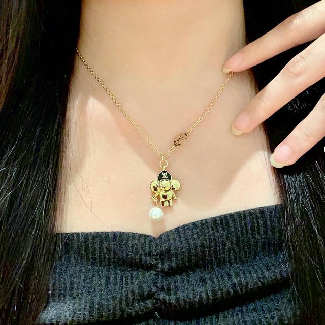 louisvuitton Uses Classic Floral Pattern Design, Double Flower Design, Pendan
