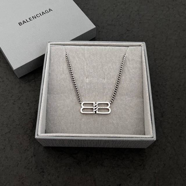 New Balenciaga Retro Necklace Is Simple And Generous. It Has A Rich Gold Texture