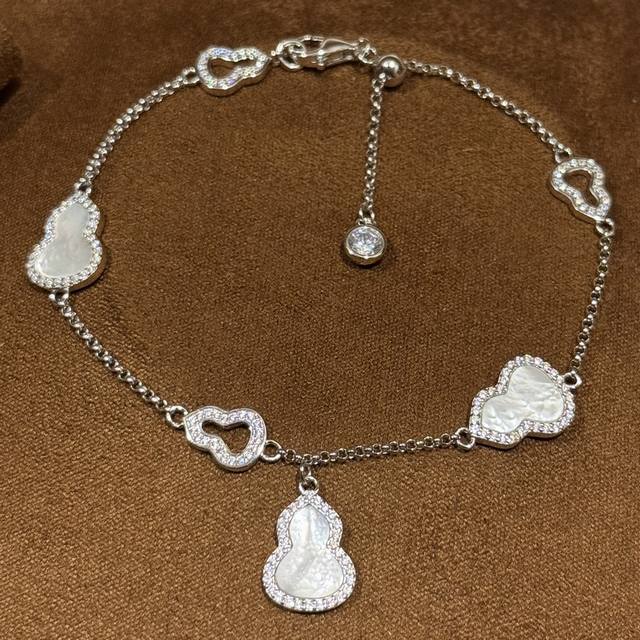a5912 New Wulu Series White Mother-Of-Pearl Six-Gourd Bracelet. The Gourd Has