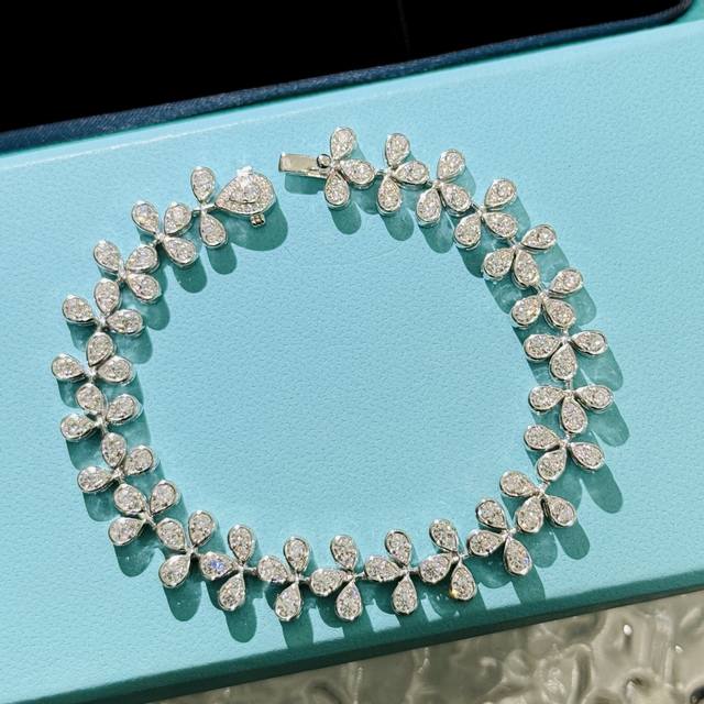 a3323 T's Commemorative Water Drop Leaf Diamond Bracelet Is Made Of 5A High C
