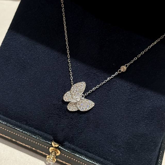a2704 The Full Diamond Butterfly Diamond Necklace Is A Symbol Of Elegant Cult