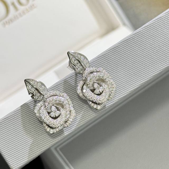a3423 D's New Rose Leaf Earrings Highlight The Blooming Rose Buds, Like A Pro