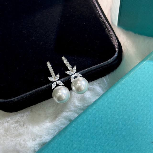 t's New Four-Diamond Horse Eye Pearl Earrings, Elegant Pearl Earrings, Exquis
