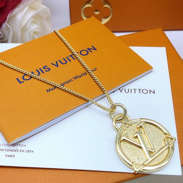 No.Lxl0013 Lv*Latest Round Necklace Consistent Zp Brass Material