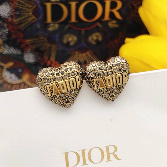 No.Ded0337 Dior Jadior Letter Heart Earrings Are Loved By All The Top Brands. Re