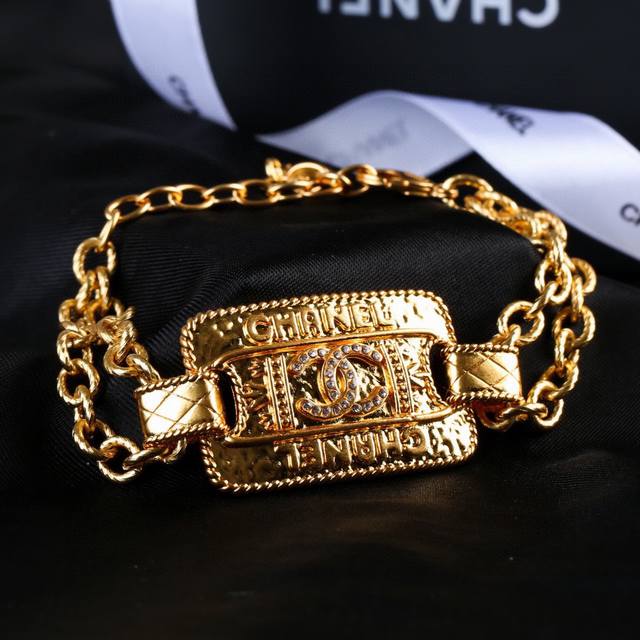 Chanel's New Bracelet Is A Hot-Selling Model. It Is Available At The Same Time A