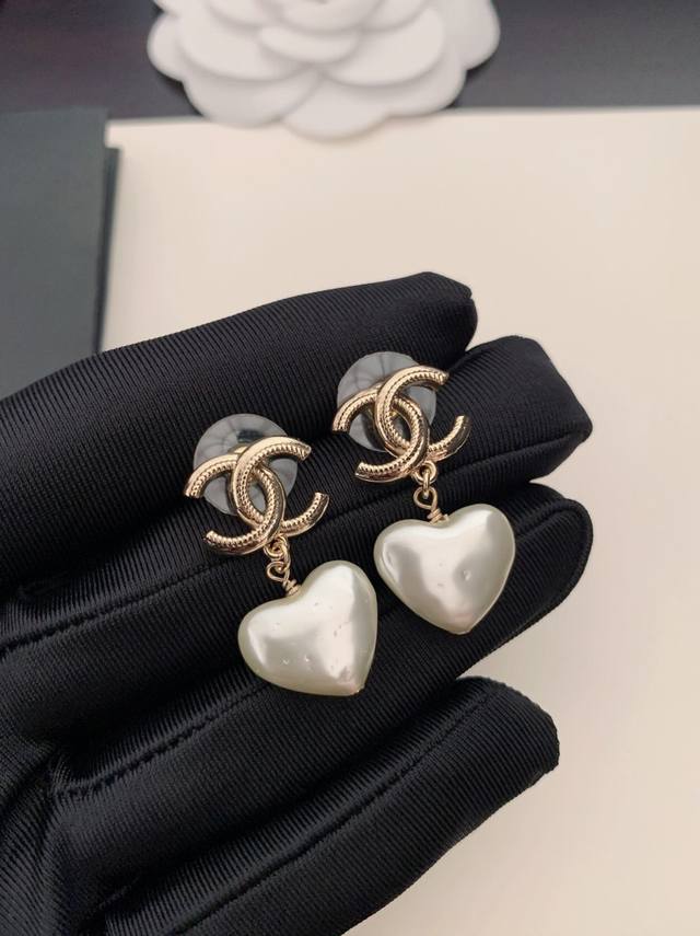 ch*Nel The Latest Love Pearl Earrings Are Consistent With The Z Batch Materia