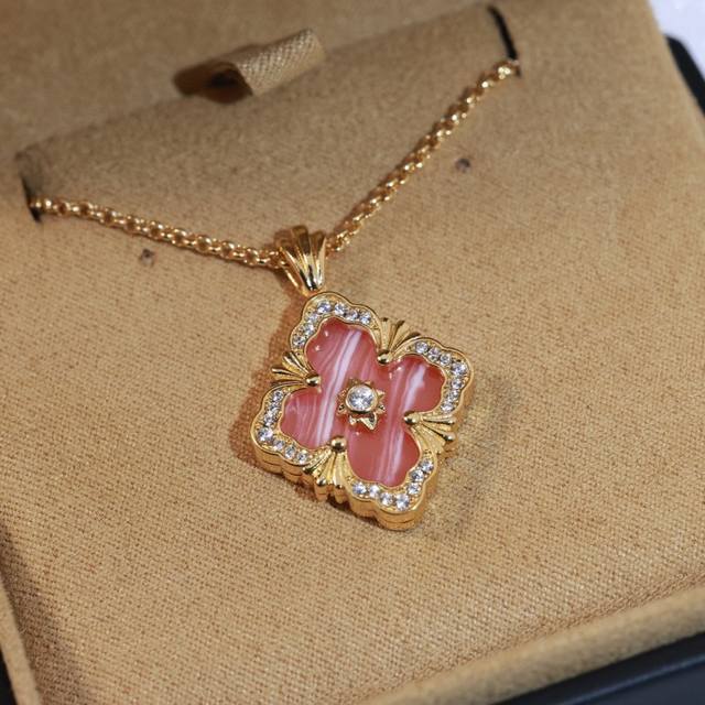 Buccellati Italian High-End Jewelry Brand Retro Palace Style With Diamond Brushe