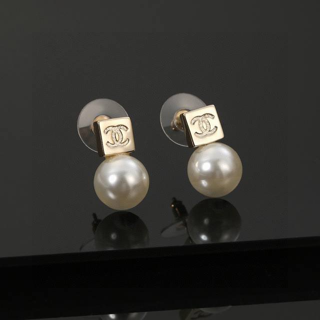 The More Fashionable A Woman Is, The More She Knows How To Use Accessories To Se