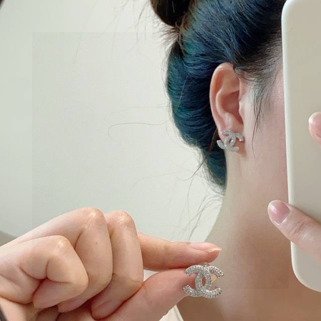 Chanel Small Diamond Stud Earrings Inlaid With The Original Style, The Same As T