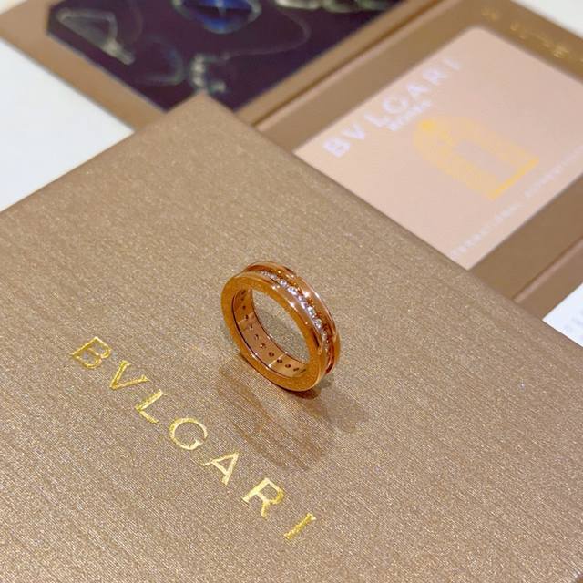 Bulgari Ring V Gold Material Bvlgari Divas Dream Rose Gold In The Middle And Whi