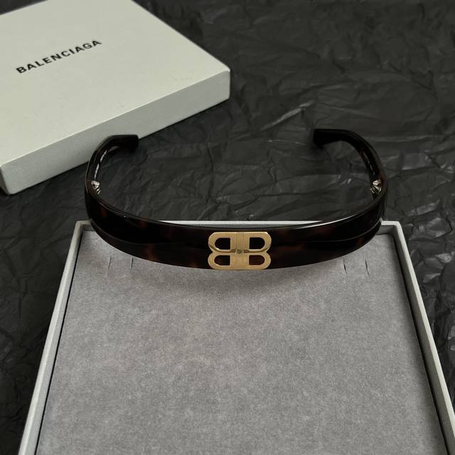 Balenciaga Hair Bun Retro Style Simple And Generous Big Brand Gold Texture Full