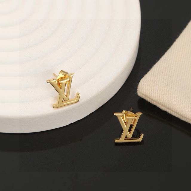 Gold And Silver Are So Beautiful Lv Louis Vuitton Earrings Are Elegant, Intellec