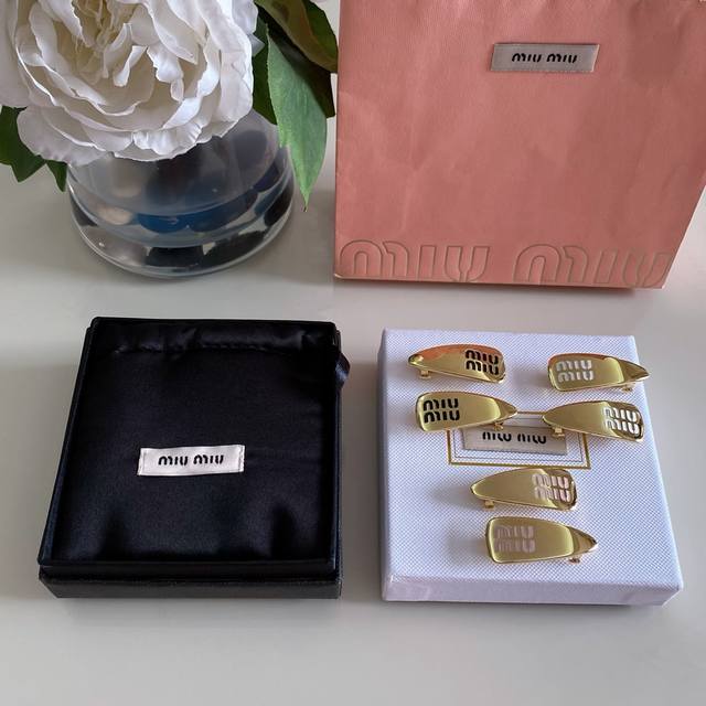 High Quality Details As Shown In The Picture. A Pair Of White, Black And Pink Co