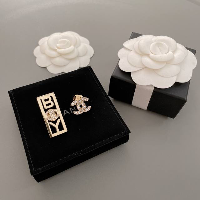 We Produce The Fragrant Boy Brand Double C Brooch Zp4700. It Is So Beautiful. Tw