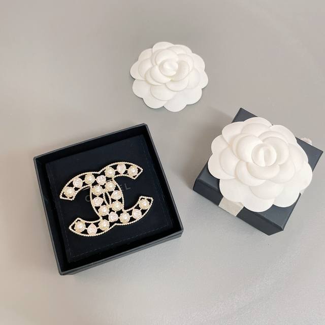 We Produce The New Hollow Heart Diamond Pearl Brooch Zp4500 22S. This Brooch Is