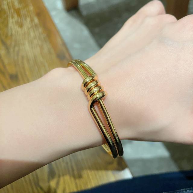 Celine Arc De Triomphe Bracelet Is So Exquisite. It Is A Very Simple And Ordinar