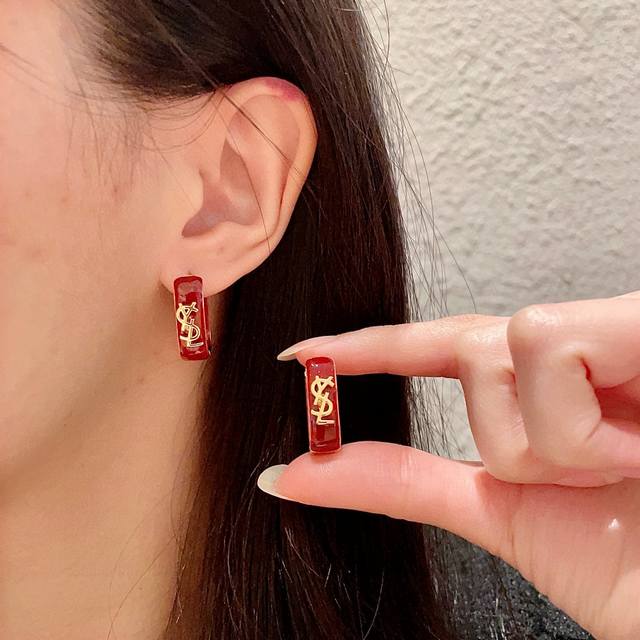 New Ysl Saint Laurent Earrings Are Always More Beautiful Than Classic Chanel In