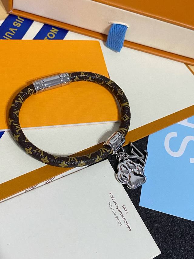 New Product 2025 New Original Goods Lv Wide Leather Pattern Printed Bracelet Lou