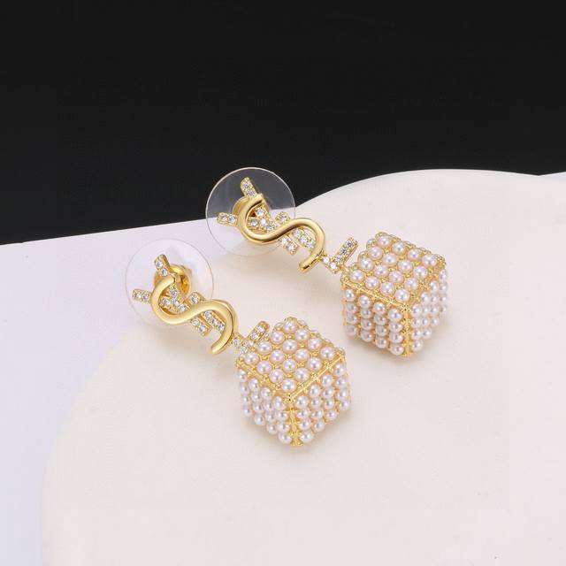 Ysl Earrings Are Classic, Luxurious, Fashionable And Versatile, Just Like A Cock