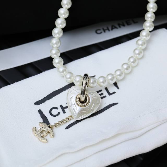 chanel The White And Fat Pearl Little Heart Necklace Is Very Three-Dimensiona