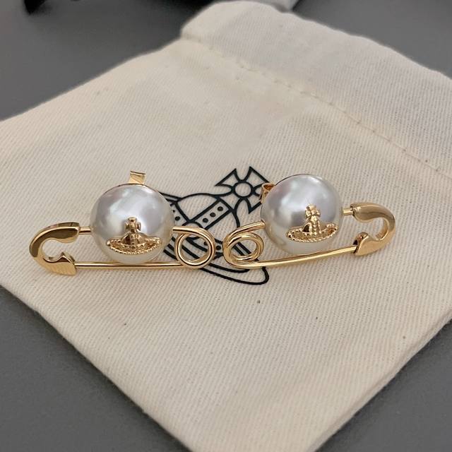 High Quality Details As Shown In The Picture Gold And Silver Viviennewestwood Ba