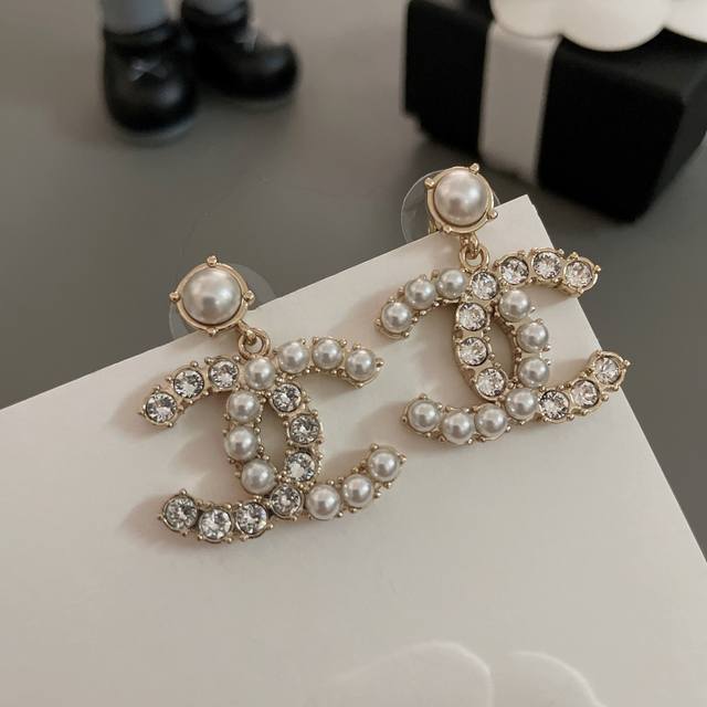 High Quality Details As Shown In The Picture Half Pearl And Half Diamond Earring